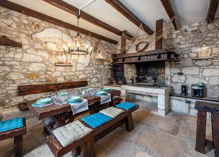 Vakantiehuis Rustic Stone House With Pool Marčana