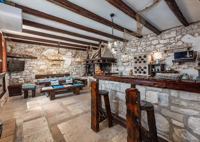 Vakantiehuis Rustic Stone House With Pool *