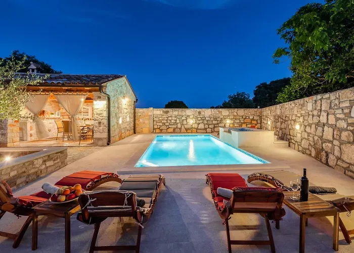 Vakantiehuis Rustic Stone House With Pool *