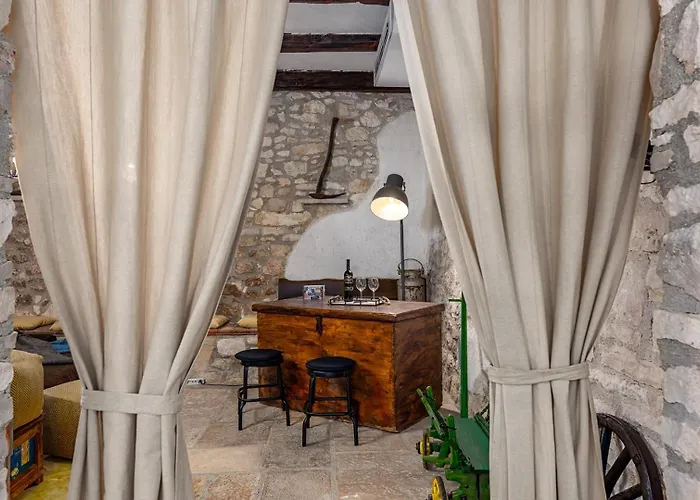 Rustic Stone House With Pool Vakantiehuis