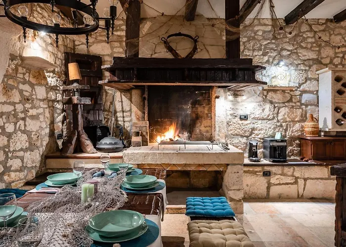 Vakantiehuis Rustic Stone House With Pool