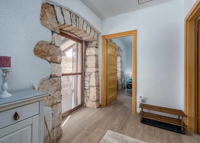 Vakantiehuis Rustic Stone House With Pool *