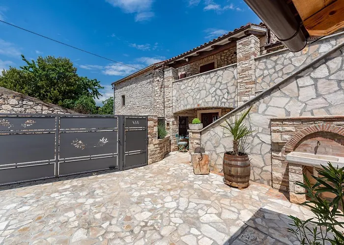 Vakantiehuis Rustic Stone House With Pool Marčana