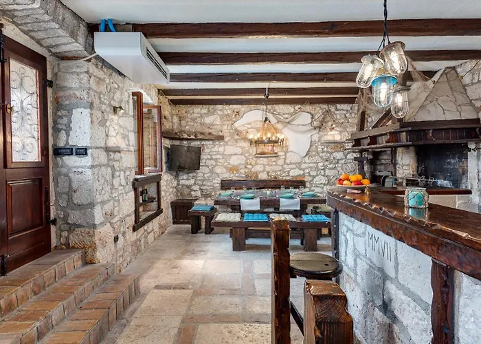 Rustic Stone House With Pool Vakantiehuis *