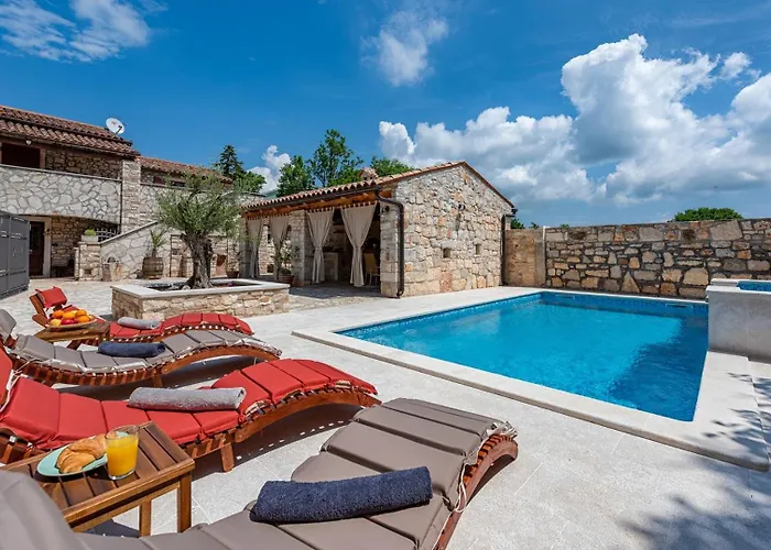 Rustic Stone House With Pool Marčana