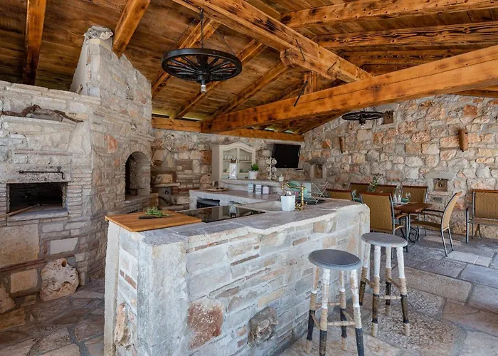 Vakantiehuis Rustic Stone House With Pool *