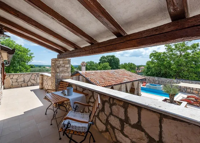 Vakantiehuis Rustic Stone House With Pool Marčana