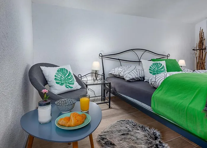 Vakantiehuis Rustic Stone House With Pool *