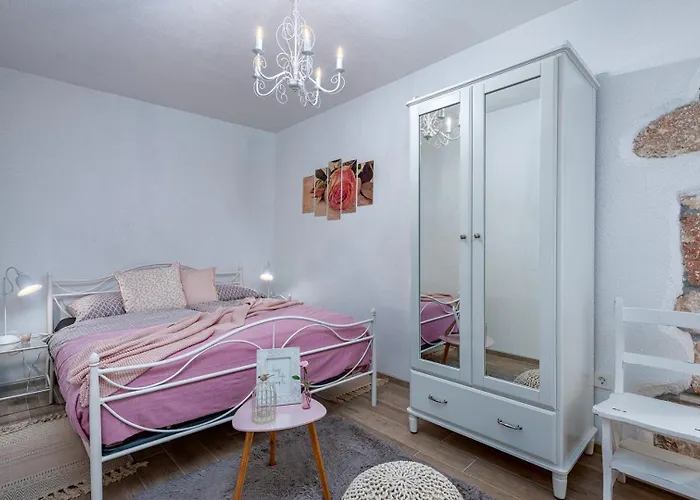 Vakantiehuis Rustic Stone House With Pool