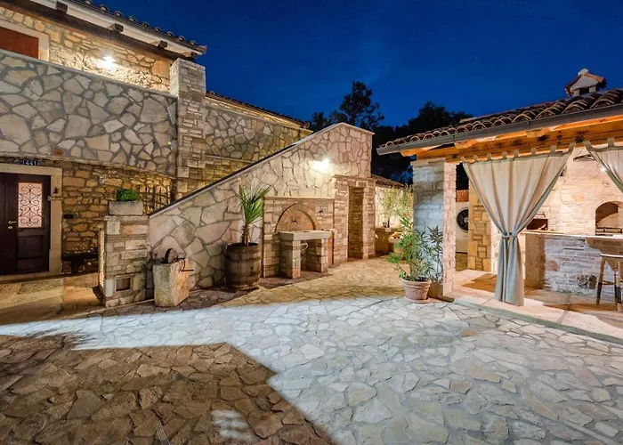 Rustic Stone House With Pool Vakantiehuis Marčana