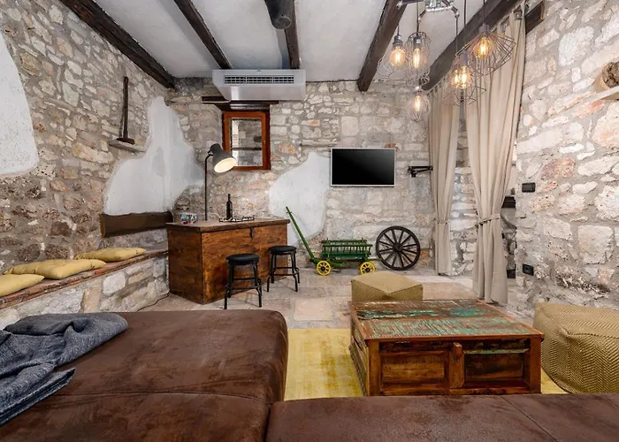 Rustic Stone House With Pool Vakantiehuis