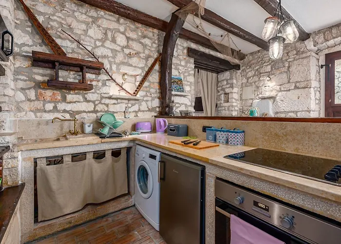 Vakantiehuis Rustic Stone House With Pool