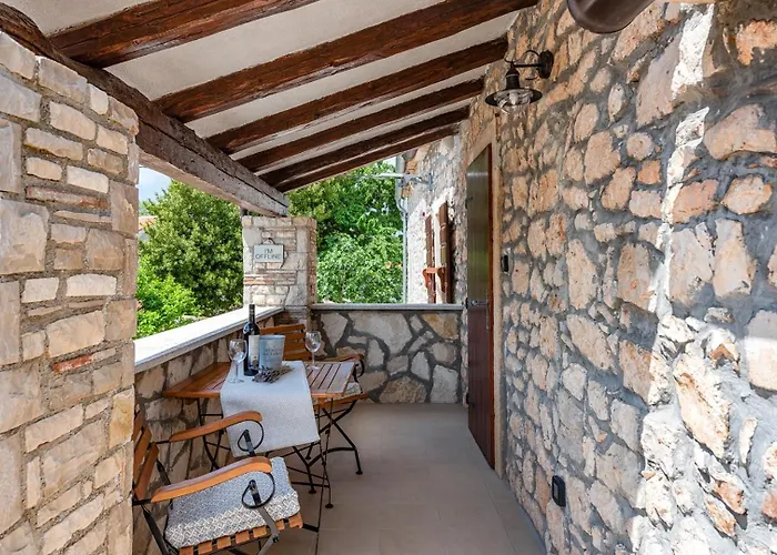 Vakantiehuis Rustic Stone House With Pool