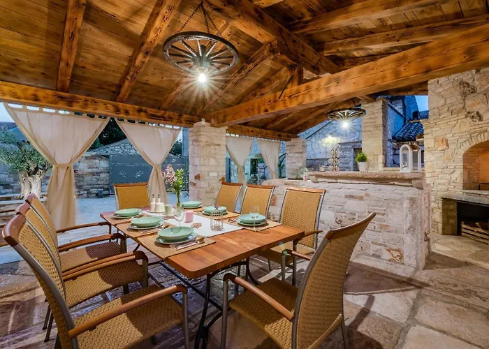 Vakantiehuis Rustic Stone House With Pool *